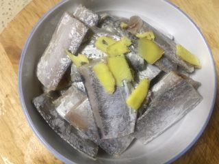 3、#吉祥年夜菜#代代有余双椒回锅带鱼,带鱼刨肚去肠洗净切段，放入老姜片