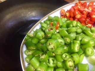 12、#吉祥年夜菜#代代有余双椒回锅带鱼,放入青红辣椒