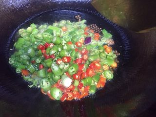 13、#吉祥年夜菜#代代有余双椒回锅带鱼,再放入青红辣椒，