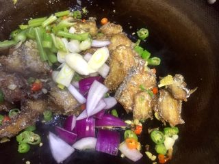 17、#吉祥年夜菜#代代有余双椒回锅带鱼,放入洋葱片，大葱芹菜节一起稍炒下即可起锅装盘