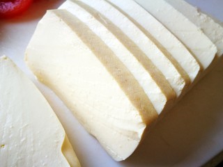 3、家宴颜值凉菜~番茄豆腐花,酱豆腐切成片