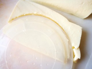 4、家宴颜值凉菜~番茄豆腐花,用工具扣出半圆形