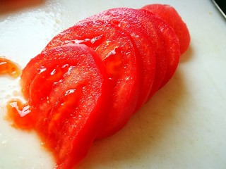 5、家宴颜值凉菜~番茄豆腐花,西红柿洗净切成片