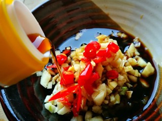 14、家宴颜值凉菜~番茄豆腐花,倒入少许醋