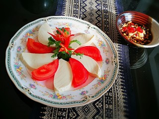 16、家宴颜值凉菜~番茄豆腐花,上菜喽 浇汁或蘸料吃都可以啊