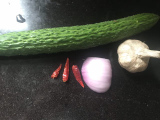 1、蒜泥黄瓜,准备好食材备用