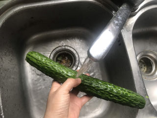 2、蒜泥黄瓜,黄瓜切去头尾洗干净备用
