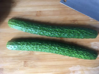 3、蒜泥黄瓜,把洗干净的黄瓜从中间切开