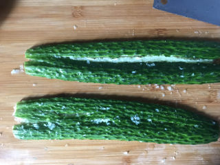 4、蒜泥黄瓜,用刀直接把黄瓜拍碎