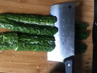 5、蒜泥黄瓜,再斜着切成小段