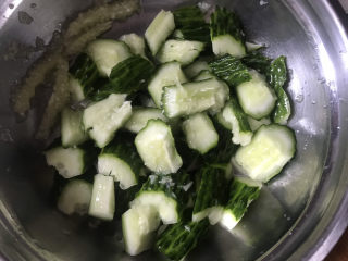 6、蒜泥黄瓜,切好后装入容器中备用