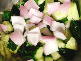 8、蒜泥黄瓜,装在黄瓜盆里