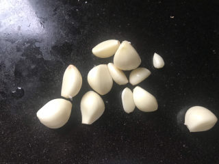 9、蒜泥黄瓜,大蒜剥皮备用