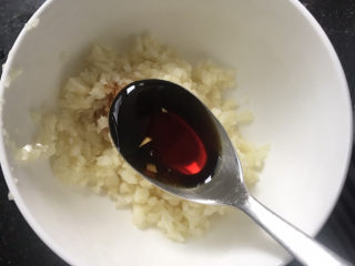 11、蒜泥黄瓜,装入小碗中加入一勺生抽