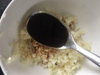 12、蒜泥黄瓜,加入一勺半香醋