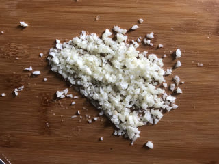 10、蒜泥黄瓜,再洗干净拍碎切成蒜末