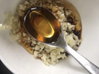 13、蒜泥黄瓜,加入一勺半香油