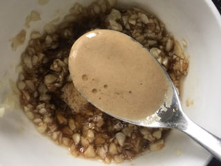 14、蒜泥黄瓜,加入一勺花生酱(花生酱提前用凉白开化开)