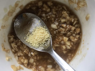 15、蒜泥黄瓜,加入少许盐和适量鸡精调味