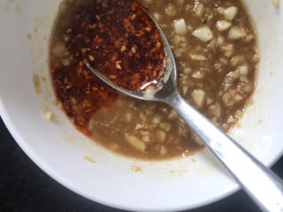 16、蒜泥黄瓜,加入一勺辣椒油