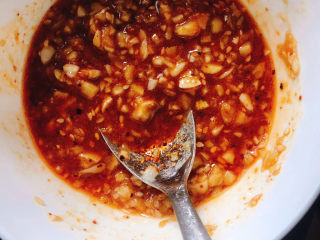 17、蒜泥黄瓜,搅拌均匀备用