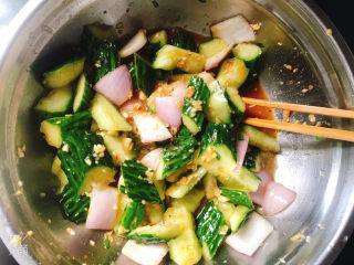 18、蒜泥黄瓜,把调好的蒜泥倒进黄瓜盆中拌匀即可