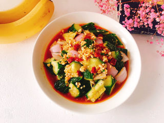 19、蒜泥黄瓜,装入盘中放上干辣椒点缀,完成!