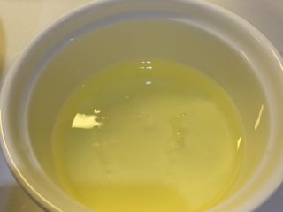 2、简易版双皮奶,准备好两个蛋清