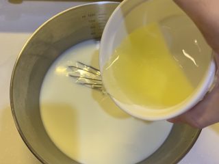 3、简易版双皮奶,把蛋清加入牛奶，搅拌均匀