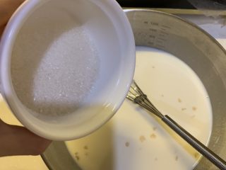 4、简易版双皮奶,把25g白糖加入牛奶，搅拌均匀