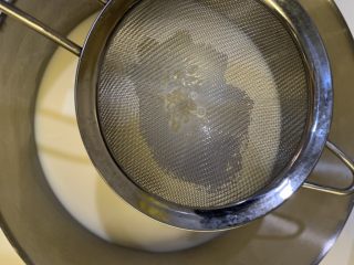 6、简易版双皮奶,又过滤器，把调配好的牛奶过滤一次
