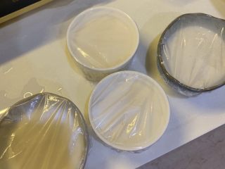 8、简易版双皮奶,包上保鲜膜，每个插3个洞