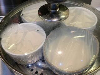 9、简易版双皮奶,大火煮开水后，放入碗。中大火蒸10分钟，关火，再焖5分钟