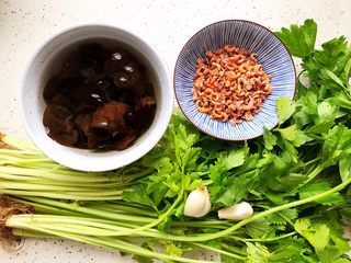 1、金钩海米木耳拌香芹,首先我们准备好所有食材