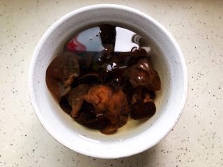 2、金钩海米木耳拌香芹,木耳提前泡发