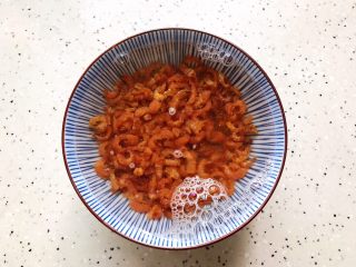 3、金钩海米木耳拌香芹,金钩海米稍微冲洗一下之后用温开水浸泡