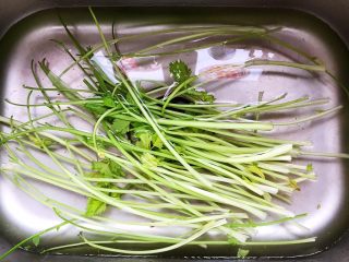 4、金钩海米木耳拌香芹,芹菜剪去根部，摘去老叶