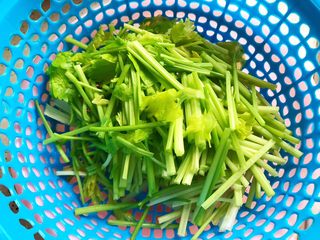 5、金钩海米木耳拌香芹,清洗干净之后切成寸段