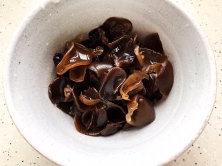 6、金钩海米木耳拌香芹,泡发好之后的木耳去蒂洗净之后撕成小朵