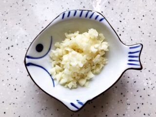 7、金钩海米木耳拌香芹,大蒜去皮洗净之后切成末
