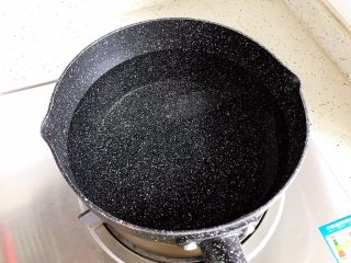 9、金钩海米木耳拌香芹,锅内煮适量清水