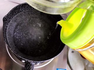 11、金钩海米木耳拌香芹,滴几滴食用油