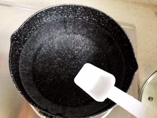 10、金钩海米木耳拌香芹,水开后放入一丢丢细盐