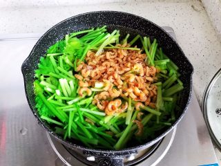 14、金钩海米木耳拌香芹,煮两分钟