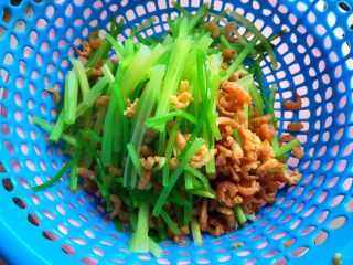 15、金钩海米木耳拌香芹,捞出，控干水分