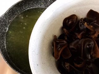 16、金钩海米木耳拌香芹,再次烧开水，下木耳（如果你讲究一些的话可以换一锅水，我比较懒????）