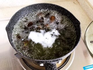 17、金钩海米木耳拌香芹,煮4.5分钟