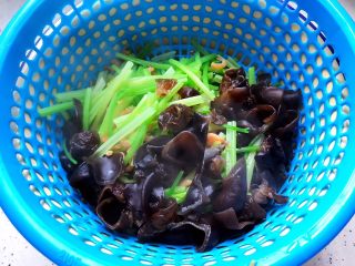 18、金钩海米木耳拌香芹,捞出，控干水分