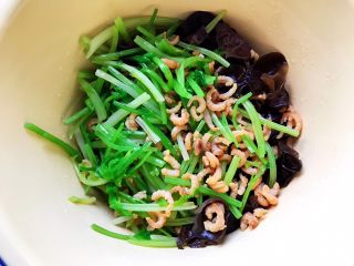 19、金钩海米木耳拌香芹,将控干水分之后的芹菜，金钩海米，木耳全部放入大碗