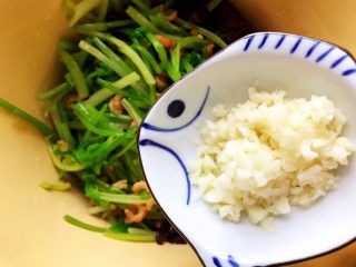 20、金钩海米木耳拌香芹,加入大蒜